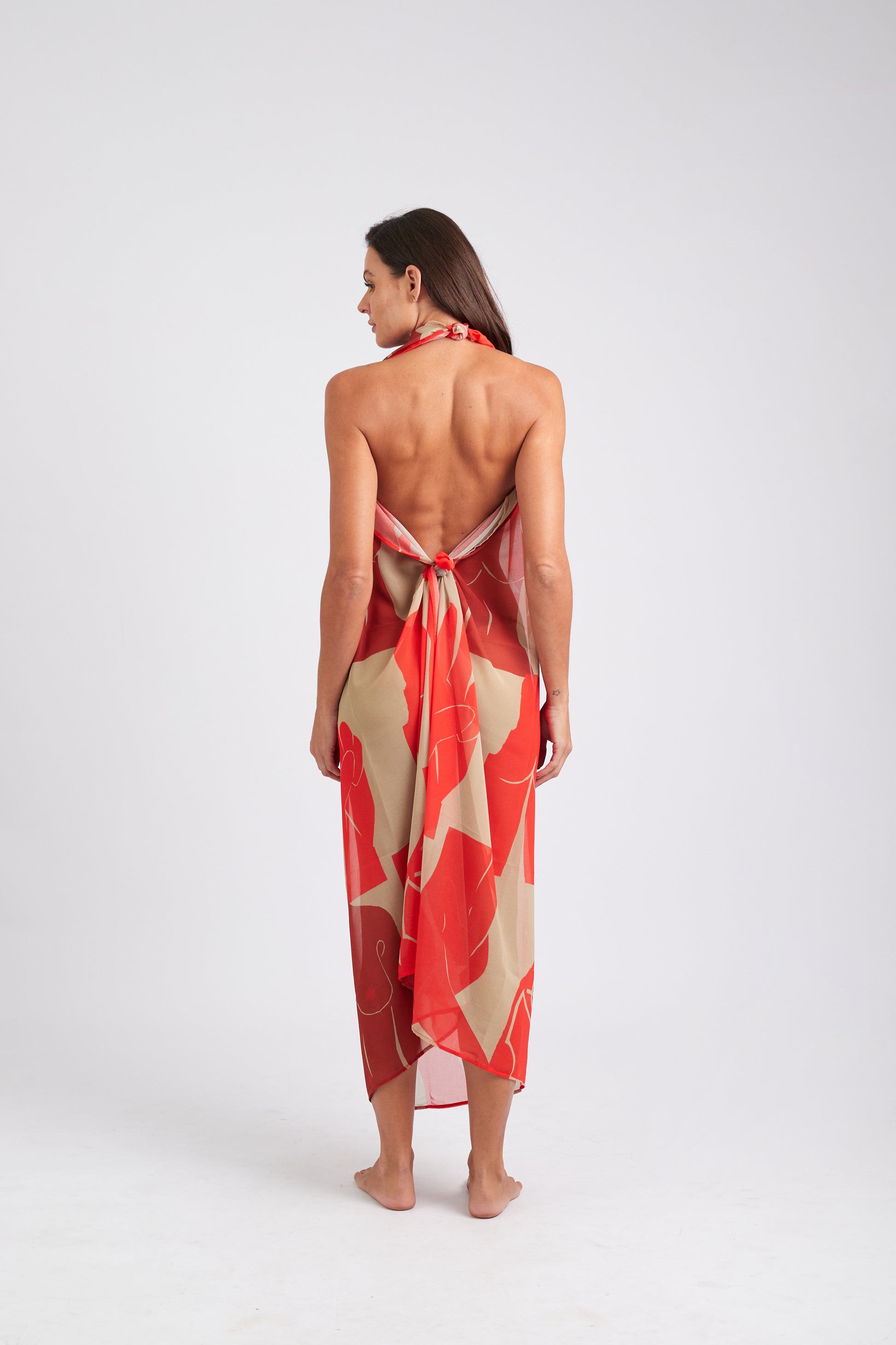 Modelo usando o pareô vermelho/cream Olha o Custo feminino