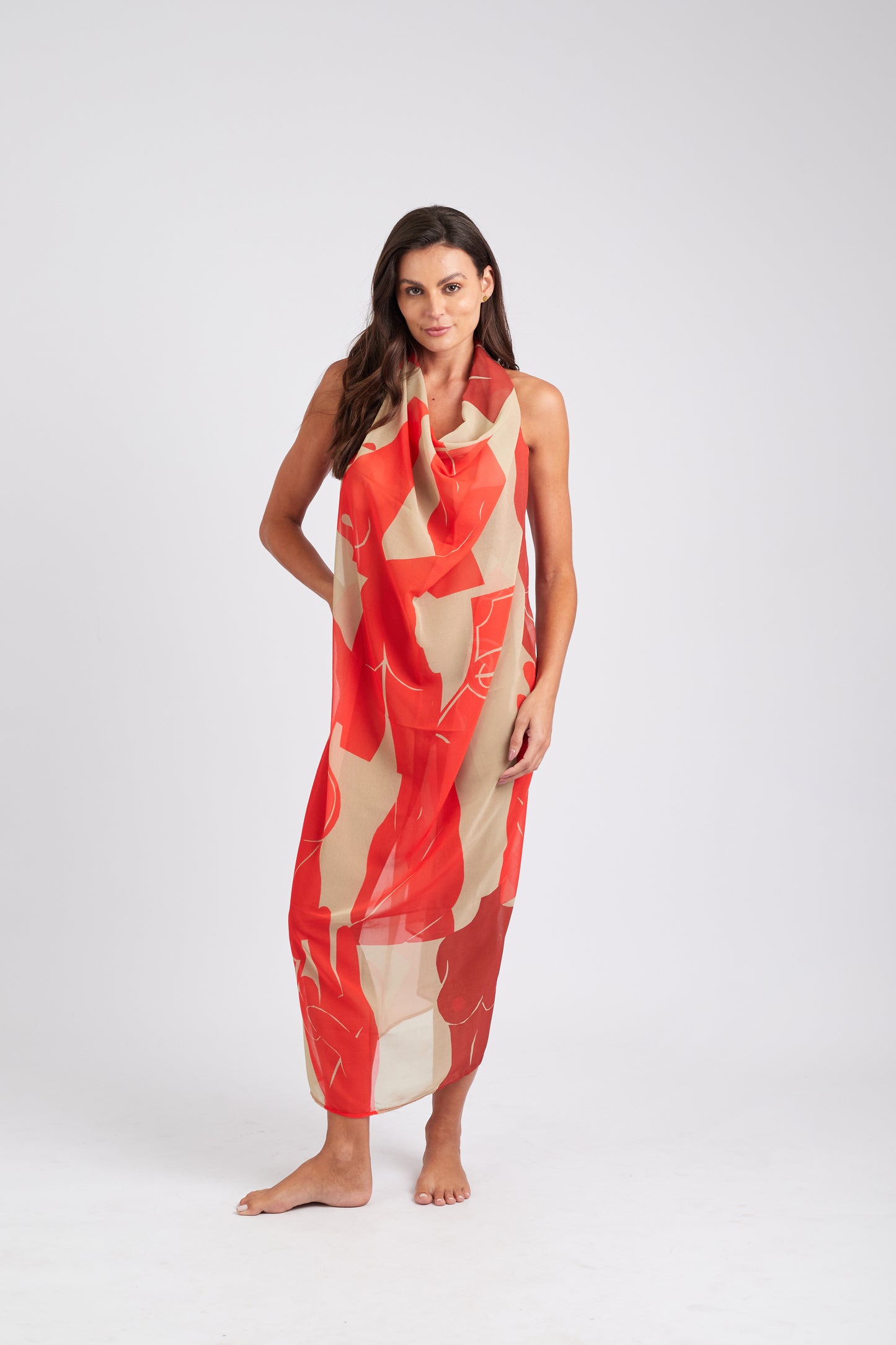 Modelo usando o pareô vermelho/cream Olha o Custo feminino