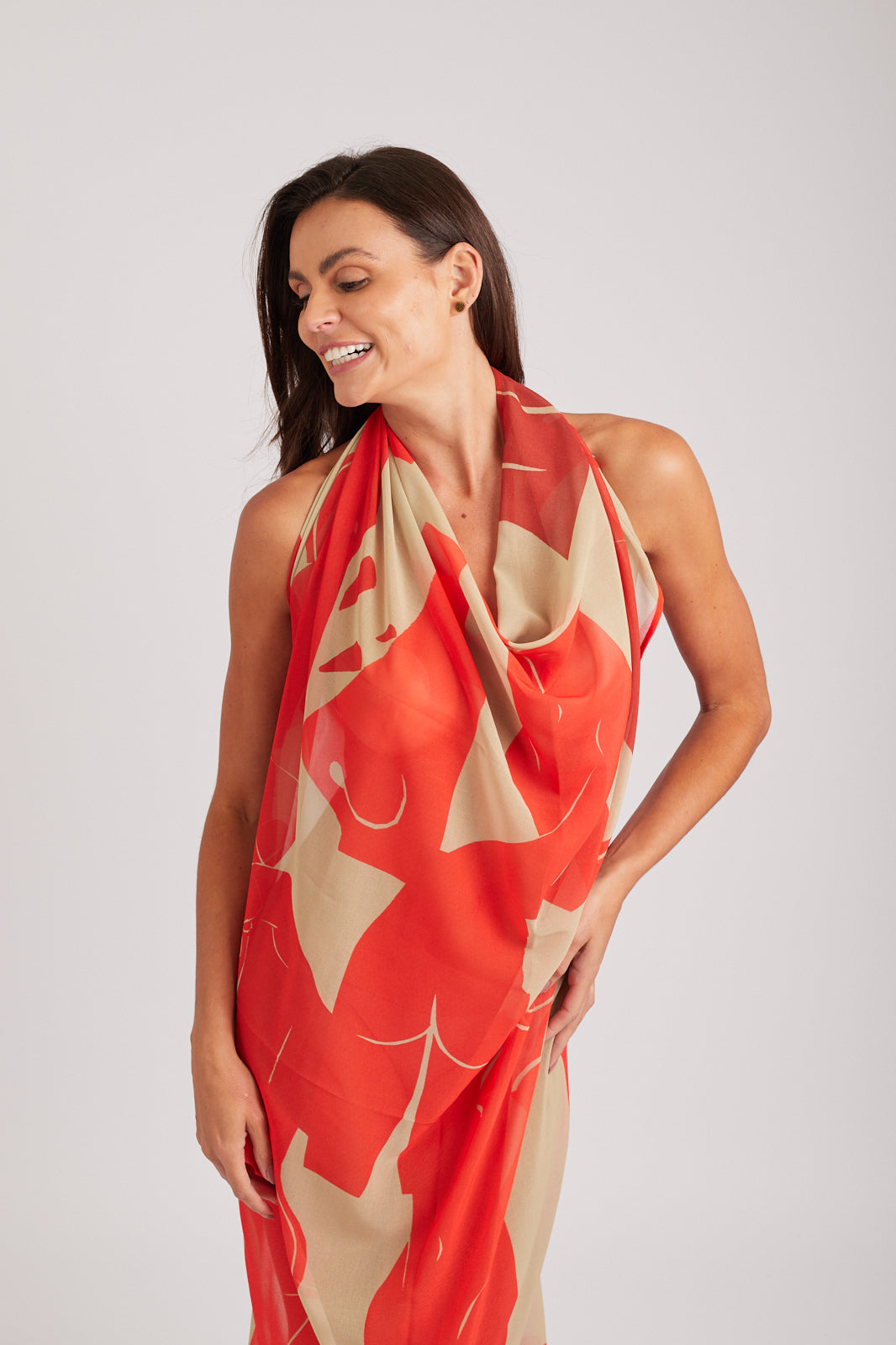 Modelo usando o pareô vermelho/cream Olha o Custo feminino