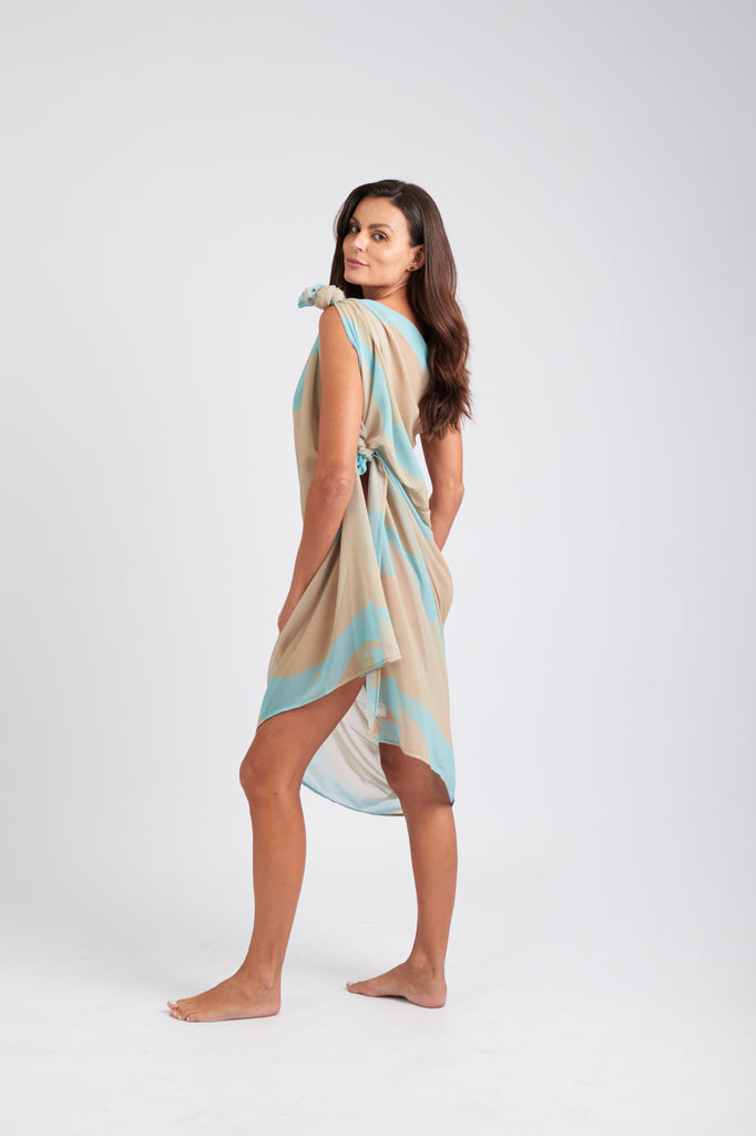 Modelo usando o pareô azul/cream Onda