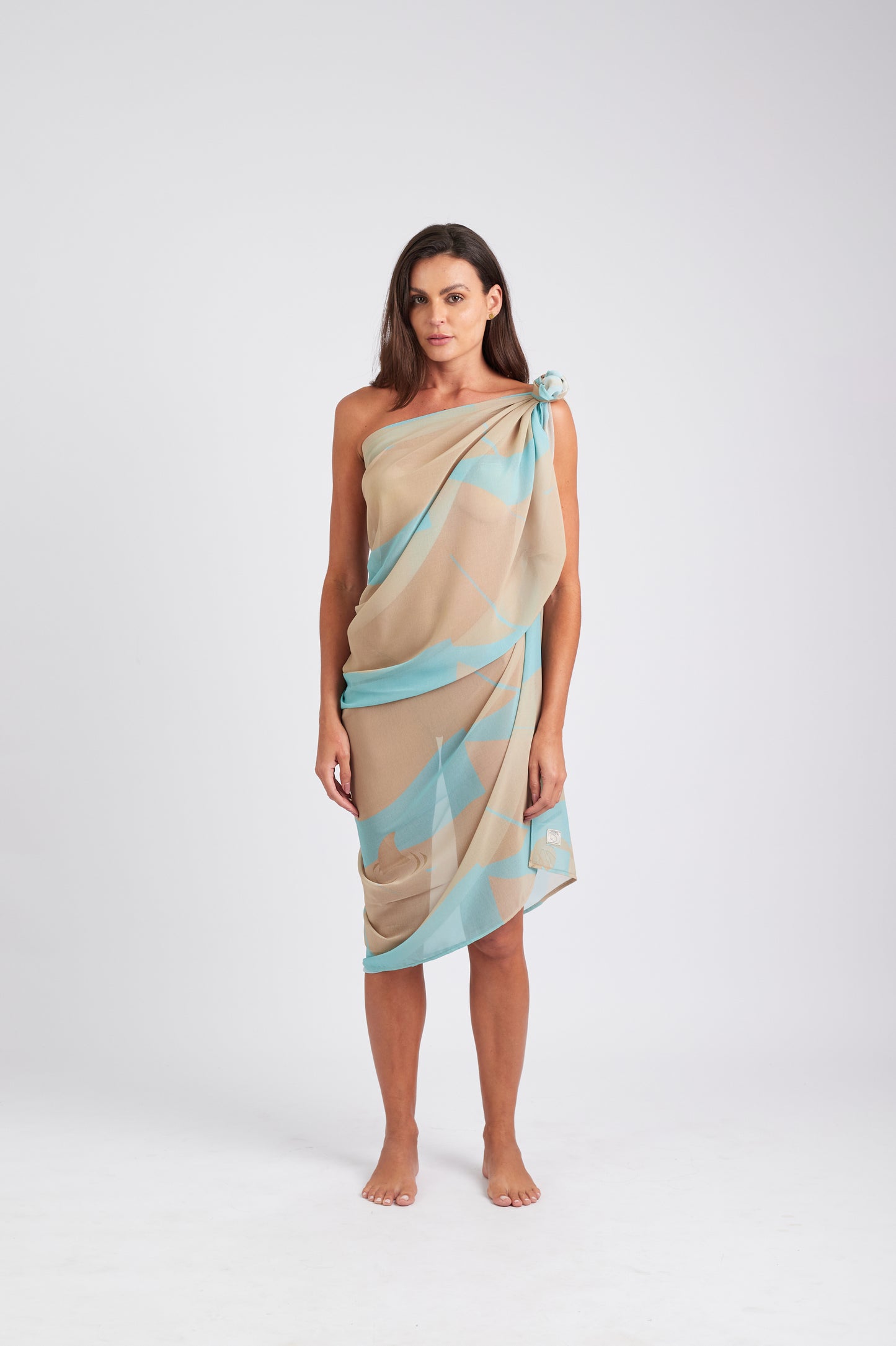 Modelo usando o pareô azul/cream Onda