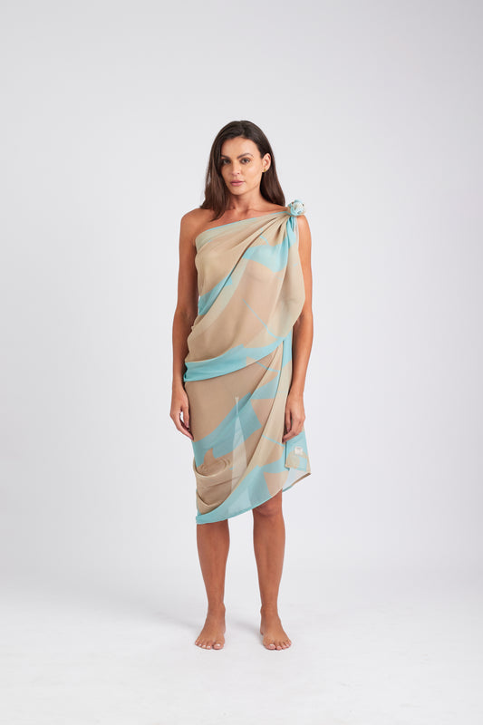 Modelo usando o pareô azul/cream Onda