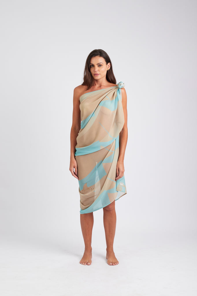 Modelo usando o pareô azul/cream Onda