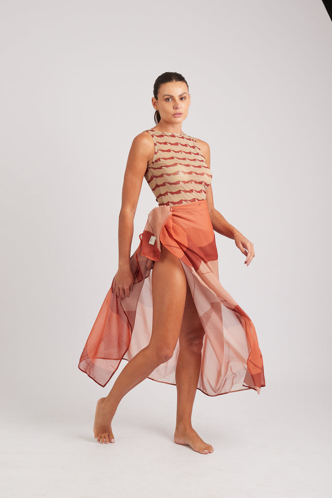 Modelo usando o pareô vermelho/creme Onda