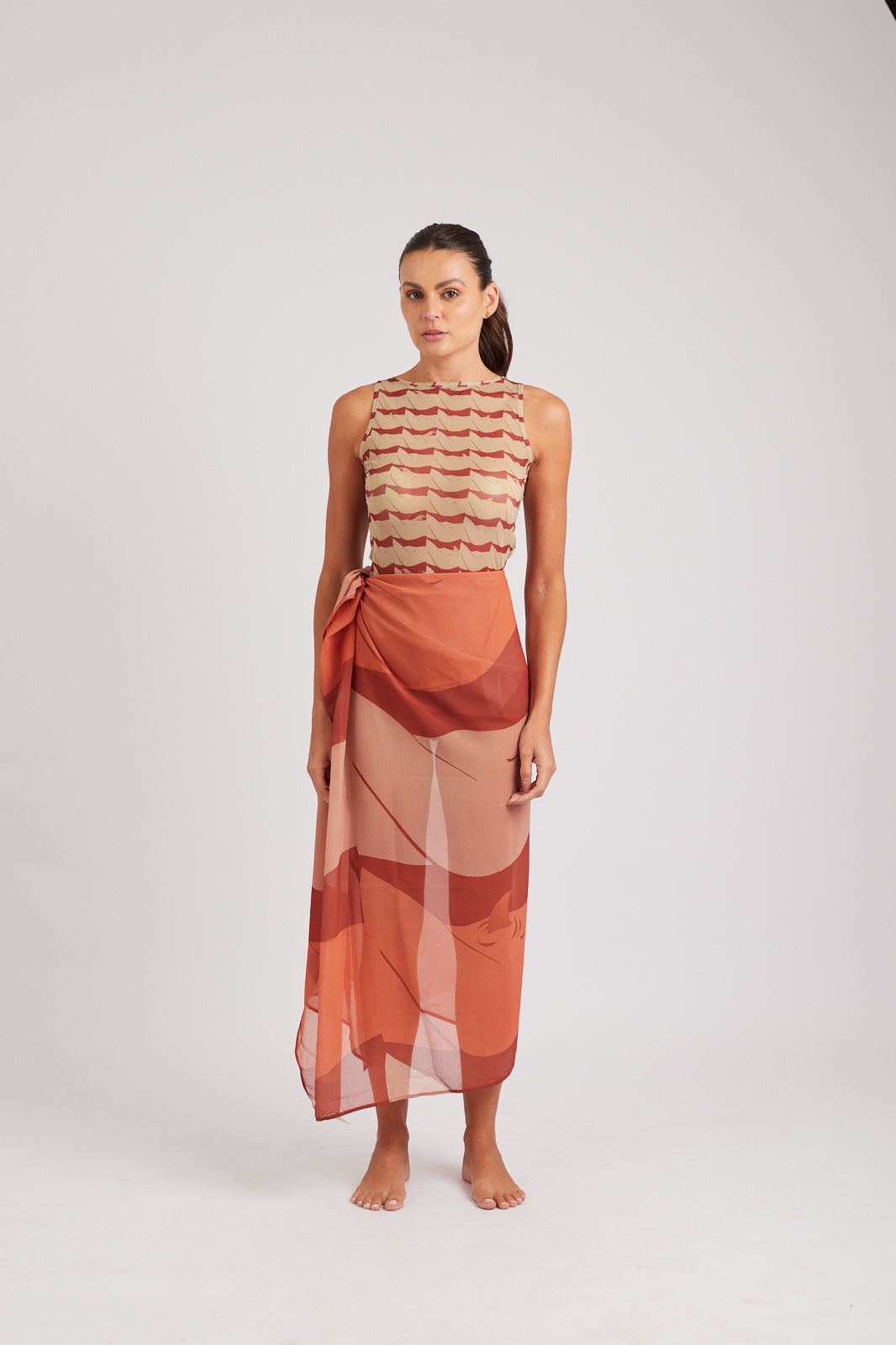 Modelo usando o pareô vermelho/creme Onda