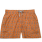 O Shorts Aperitivo Amarelo mostra o design leve e confortável. Ele possui uma estampa verde com detalhes dourados, distribuídos uniformemente sobre um fundo claro.