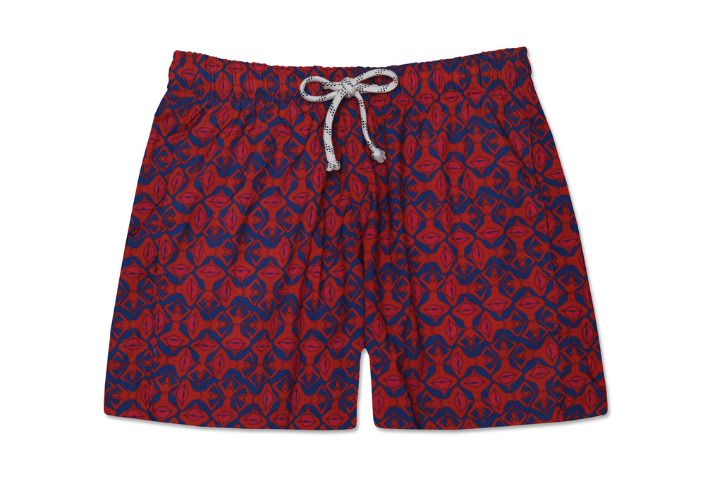 Shorts Beijoqueira com estampa geométrica entre corpos e bocas em tons de vermelho e azul, ideal para praia e academia.