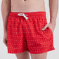 Modelo vestindo Shorts Boobie Trap Vermelho destacando estampa vibrante.