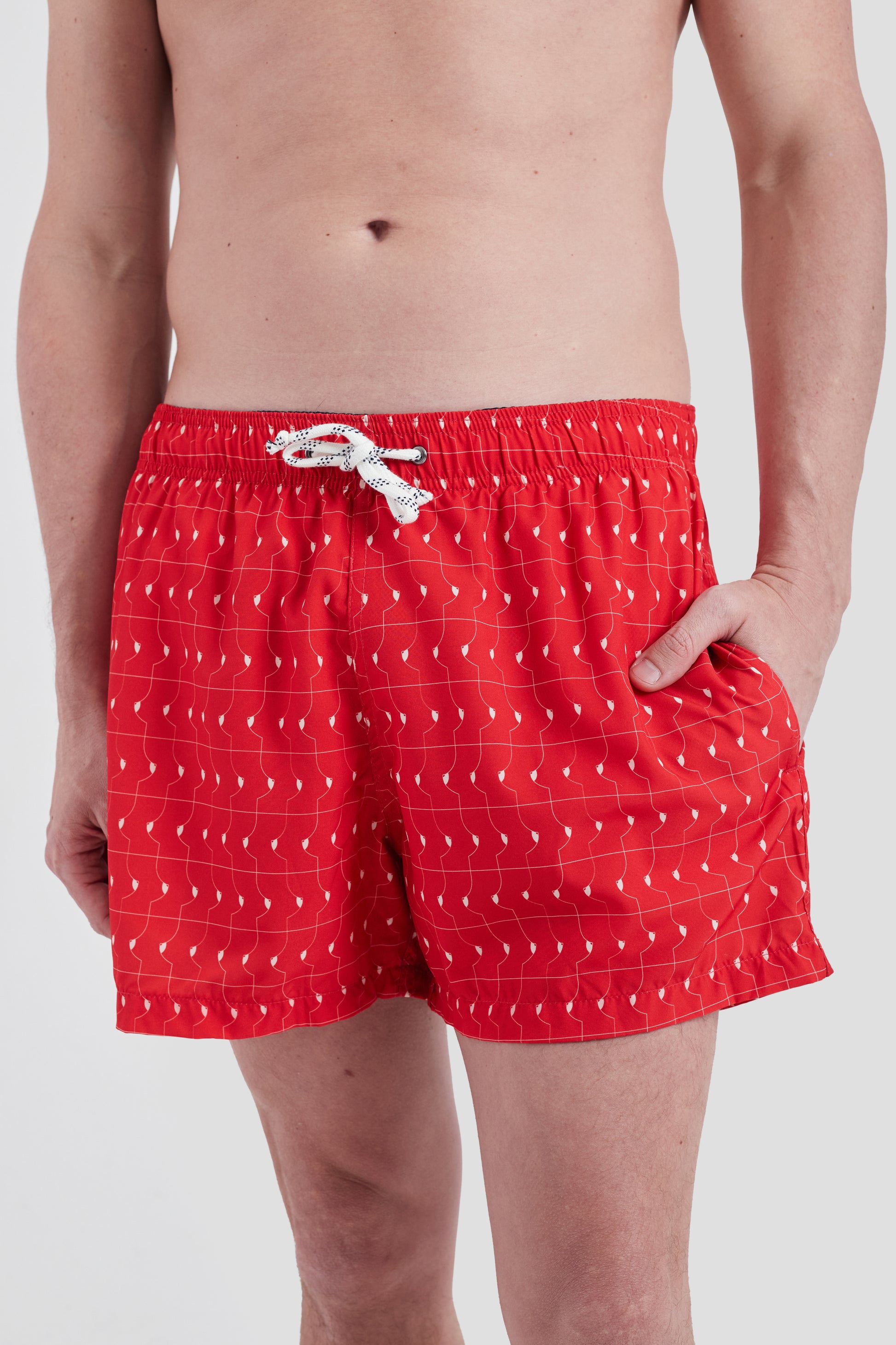 Modelo vestindo Shorts Boobie Trap Vermelho destacando estampa vibrante.