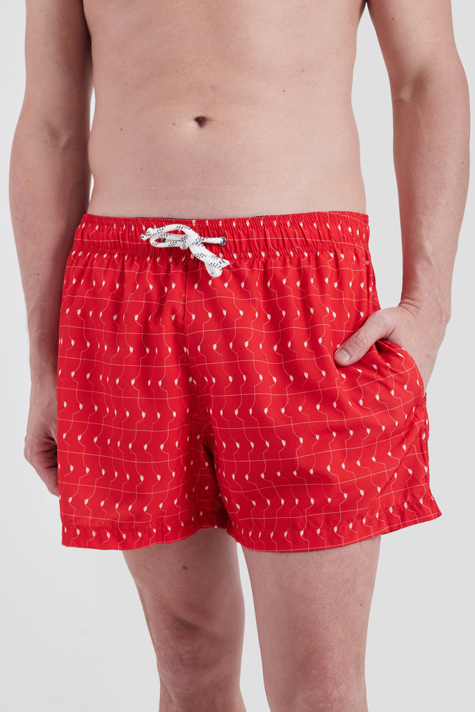 Modelo vestindo Shorts Boobie Trap Vermelho destacando estampa vibrante.