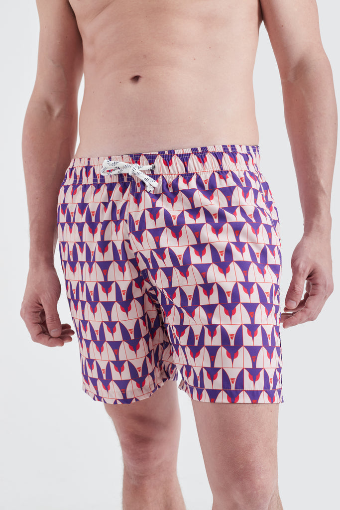 Modelo usando o Shorts de Praia Masculino Roxo com estampa Private Tile, mostrando a frente com caimento leve e bolsos laterais funcionais.