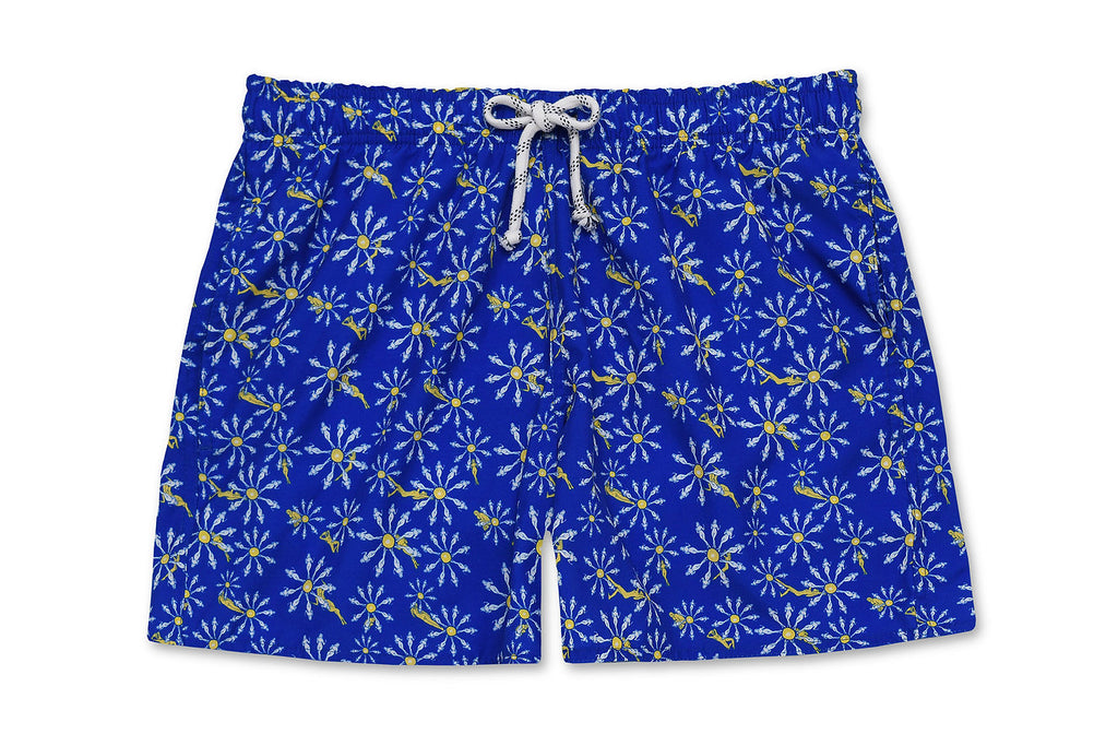 Shorts Pau-wer Azul vistoso, vibrante e estiloso, com estampa florida. Apresentando sobre um fundo claro.