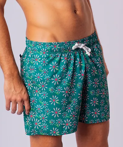 Modelo vestindo Shorts Flower Pau-Wer Verde, com estampa floral vibrante, vista lateral.