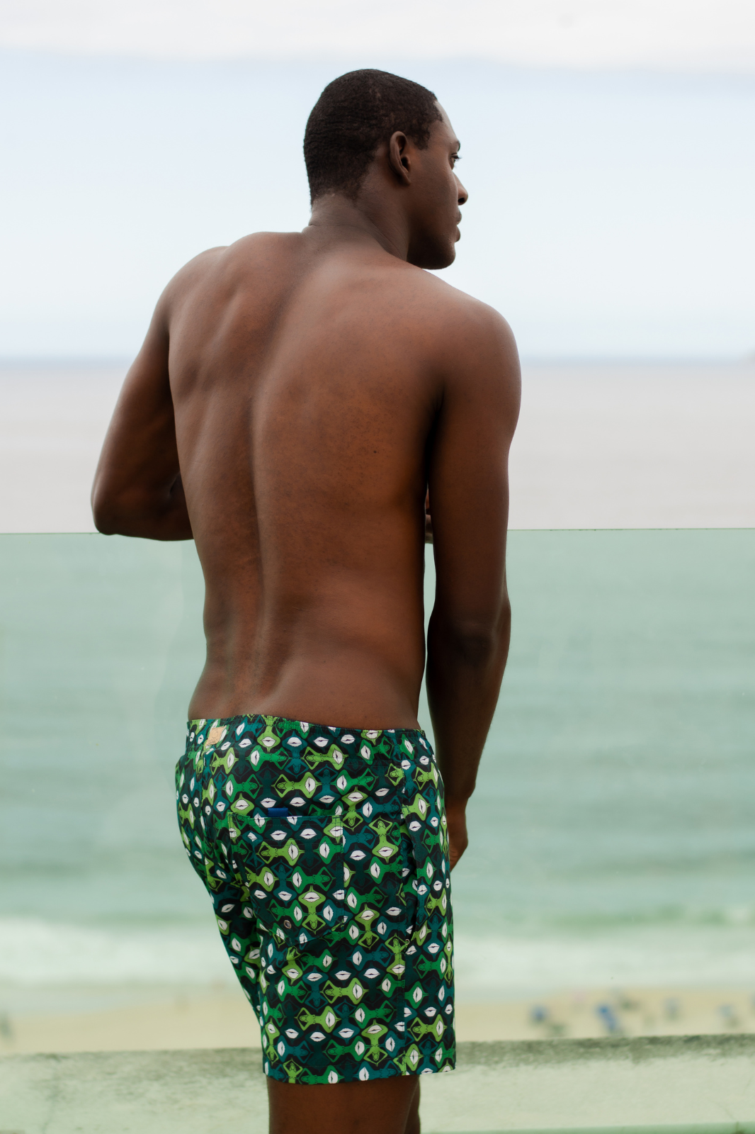 Modelo usando o shorts masculino verde Beijoqueira