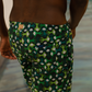 Modelo usando o shorts masculino verde Beijoqueira