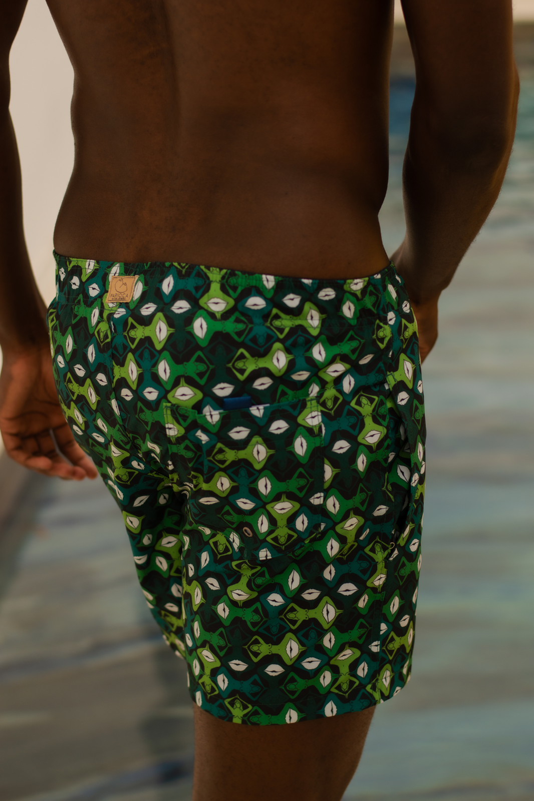 Modelo usando o shorts masculino verde Beijoqueira
