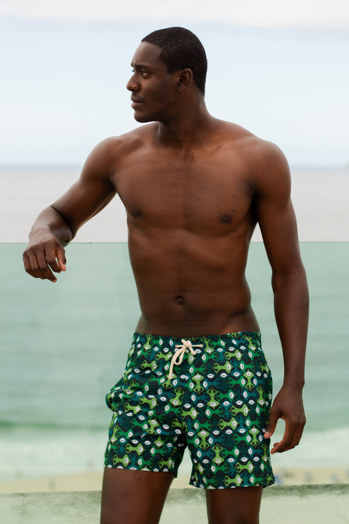 Modelo usando o shorts masculino verde Beijoqueira