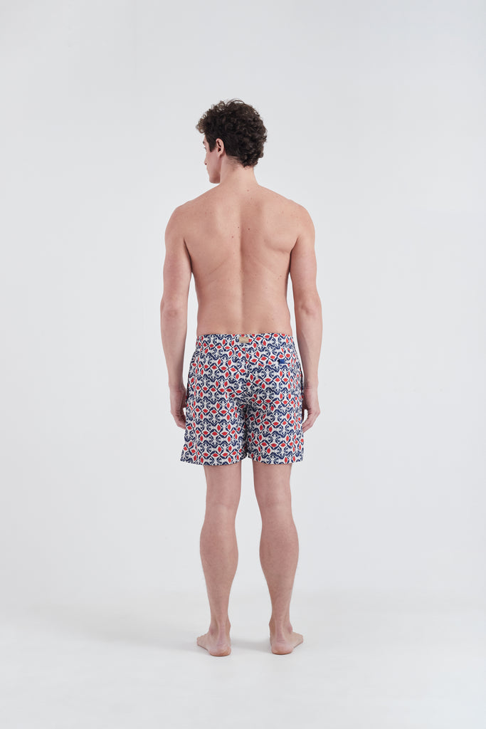 Modelo usando o shorts masculino vermelho/azul Beijoqueira
