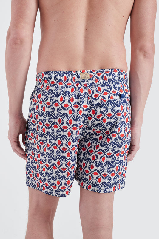 Modelo de costas com o Shorts Beijoqueira, realçando o caimento leve.