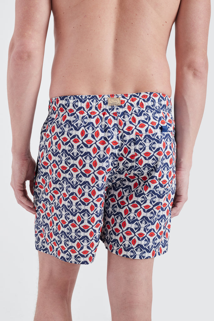 Modelo de costas com o Shorts Beijoqueira, realçando o caimento leve.