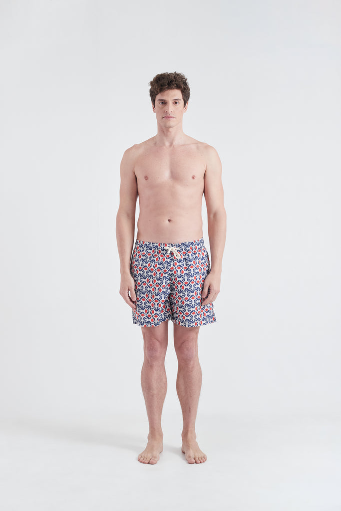 Modelo com o Shorts Beijoqueira, evidenciando a frente e a fluidez do tecido.