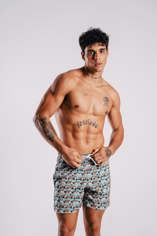 Modelo usando o shorts bikini koko