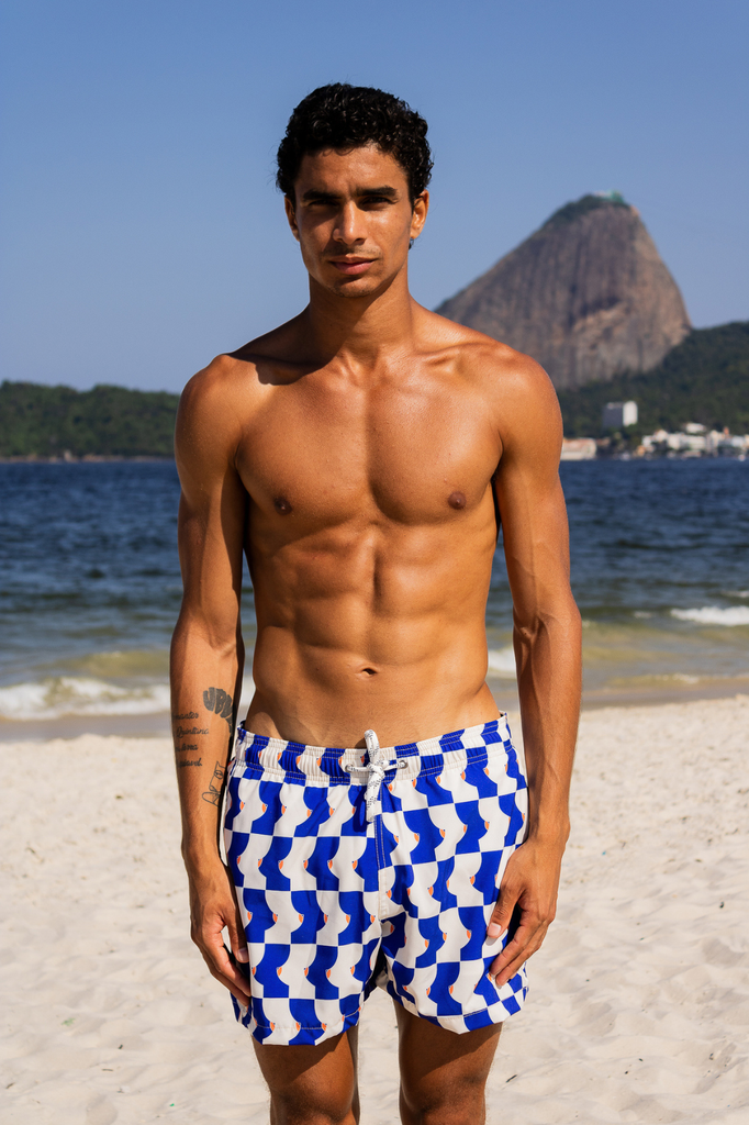 Modelo usando o shorts azul/off white Boobie Trap masculino