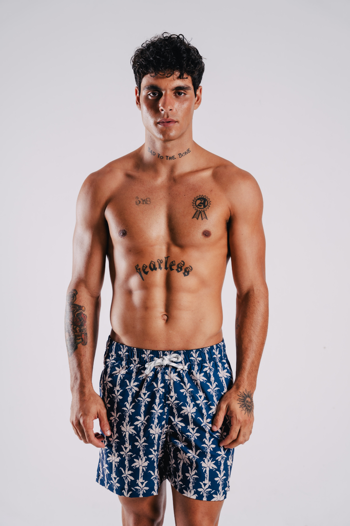 Modelo usando o shorts azul/branco Fauna & Flora masculino