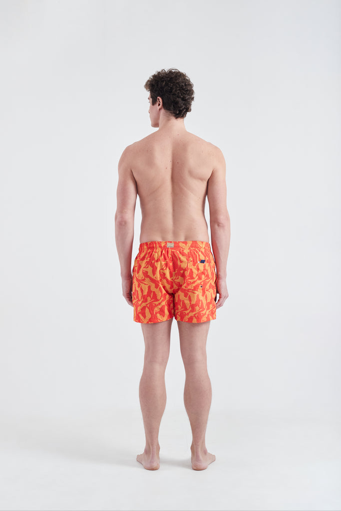 Modelo usando o shorts vermelho/amarelo Hall of Fame masculino