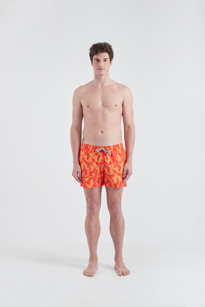 Modelo usando o shorts vermelho/amarelo Hall of Fame masculino