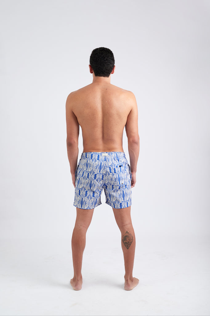 Modelo usando o short cream/blue Mão Pela Perna masculino