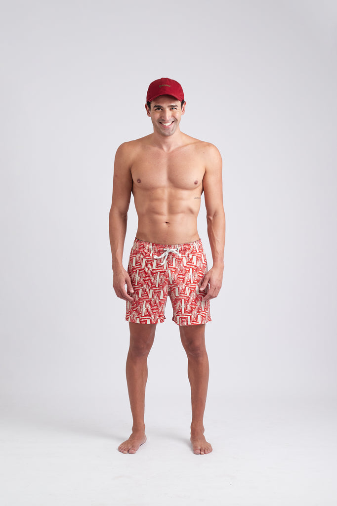 Modelo usando o short masculino cream/red Mão Pela Perna
