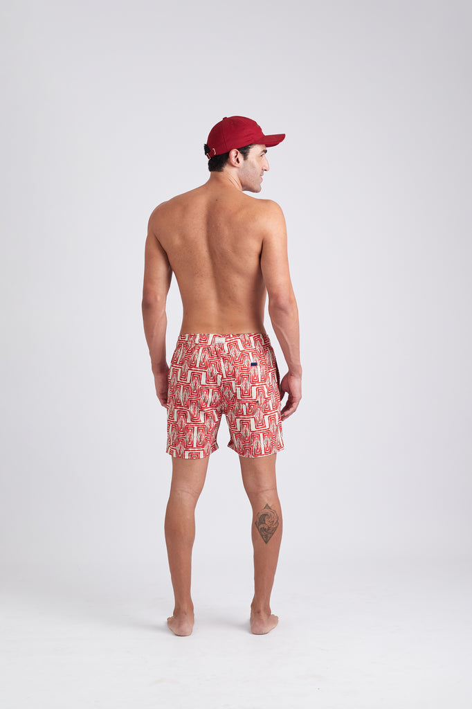 Modelo usando o short masculino cream/red Mão Pela Perna