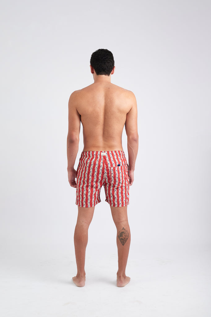 odelo usando o short red/cream Olha o Latte masculino