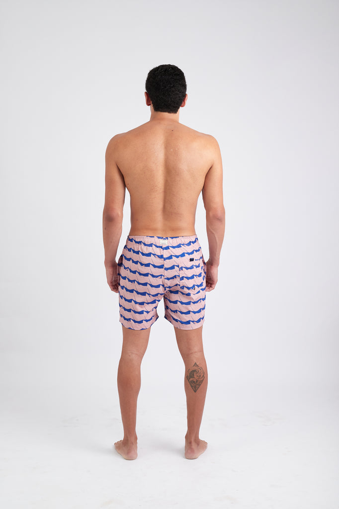 Modelo usando o short pink/blue A Onda unissex