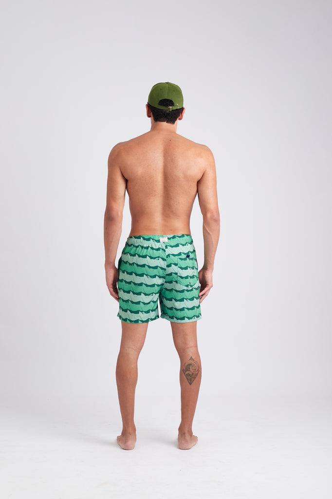Modelo usando o shorts green A Onda masculino