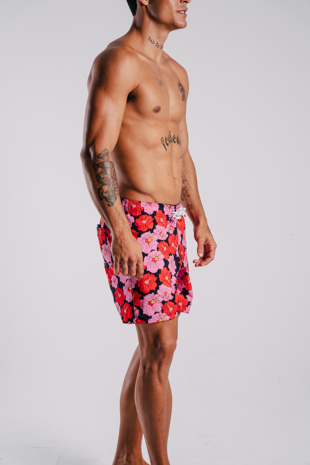 Modelo usando o shorts preto/rosa Poli Nation masculino