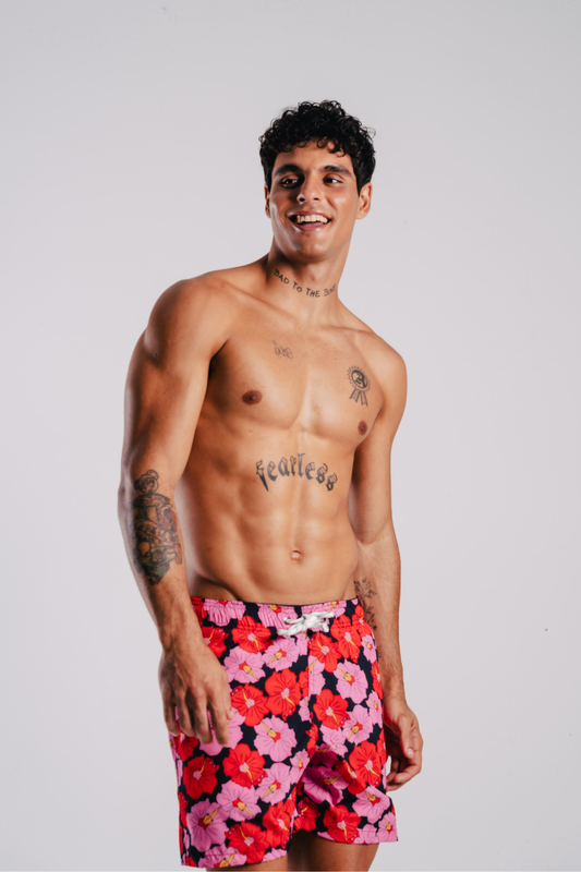 Modelo usando o shorts preto/rosa Poli Nation masculino