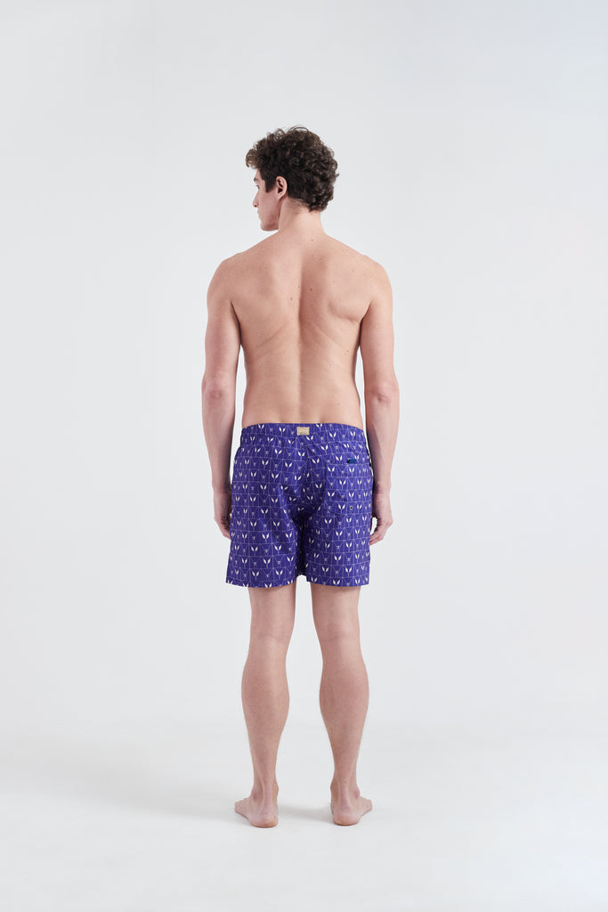 Modelo usando o shorts masculino azul Private Tile