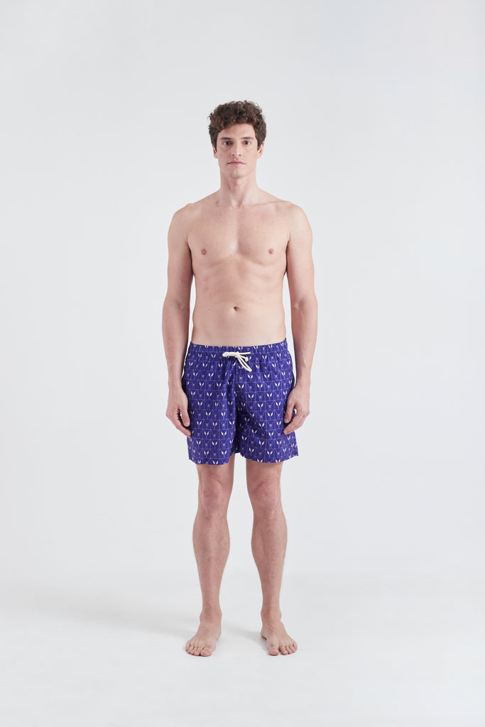 Modelo usando o shorts masculino azul Private Tile