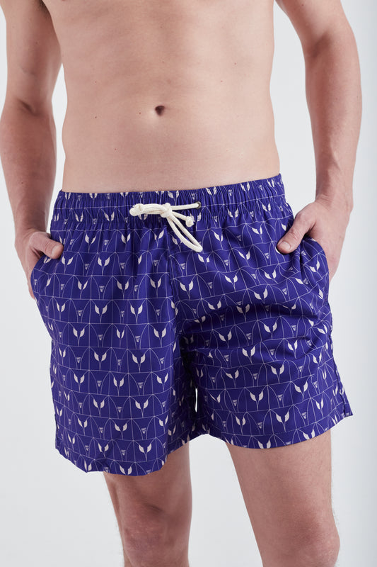 Modelo usando o shorts masculino azul Private Tile