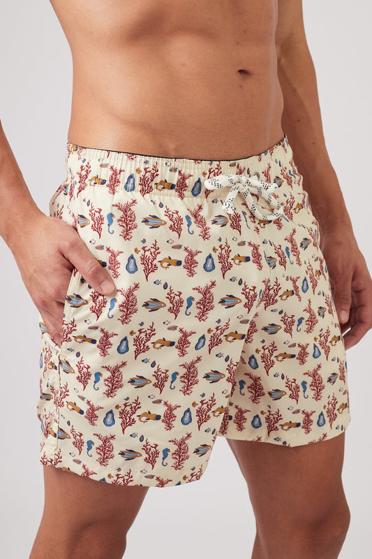 Modelo usando o shorts Sharkcocky masculino