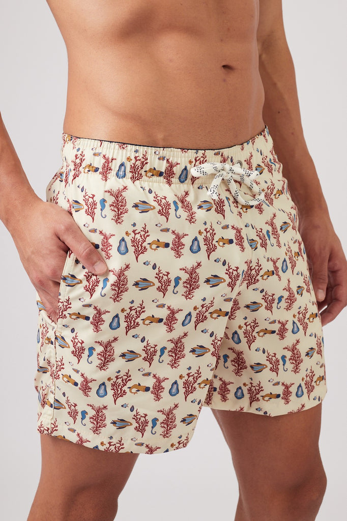 Modelo usando o shorts Sharkcocky masculino