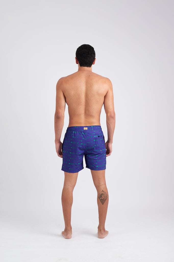 Modelo usando o shorts azul Something Fishy masculino