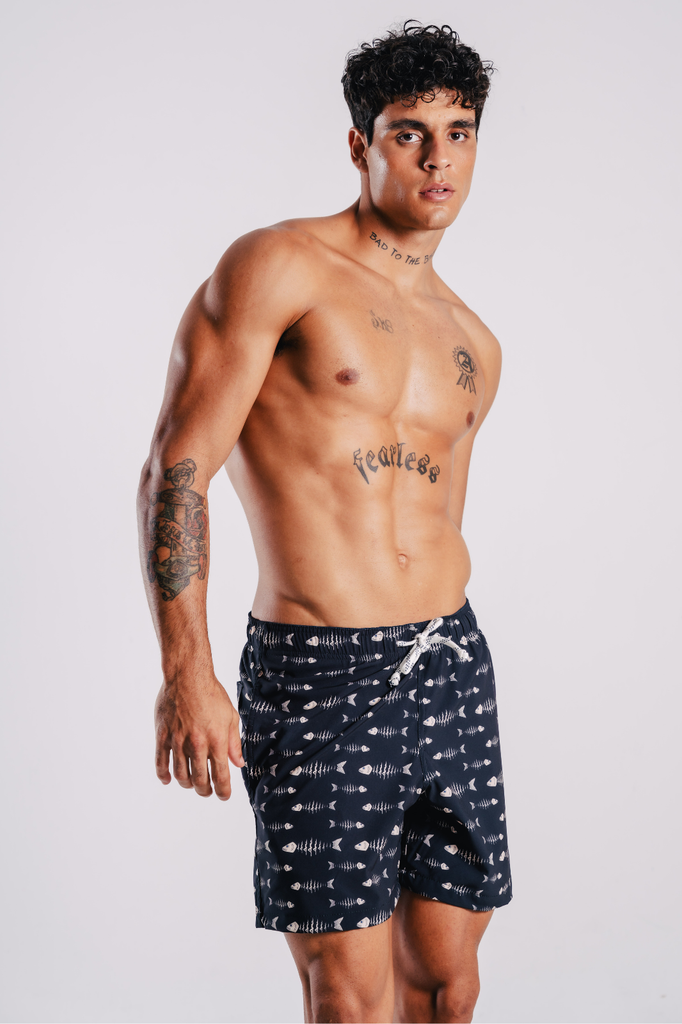 Modelo usando o shorts preto/branco Something Fishy masculino