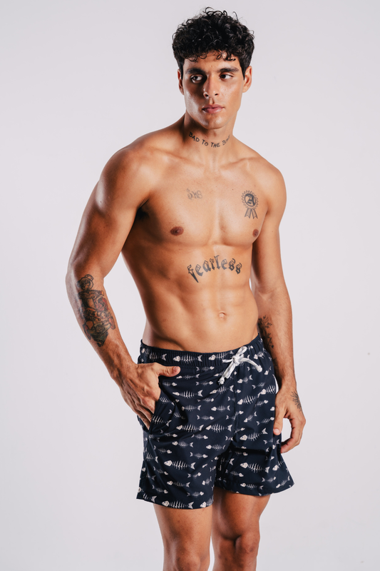 Modelo usando o shorts preto/branco Something Fishy masculino