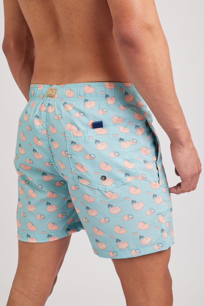 Modelo usando o shorts azul Sugar Load masculino