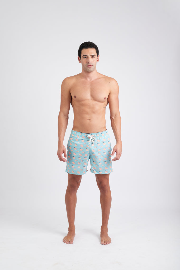 Modelo usando o shorts azul Sugar Load masculino