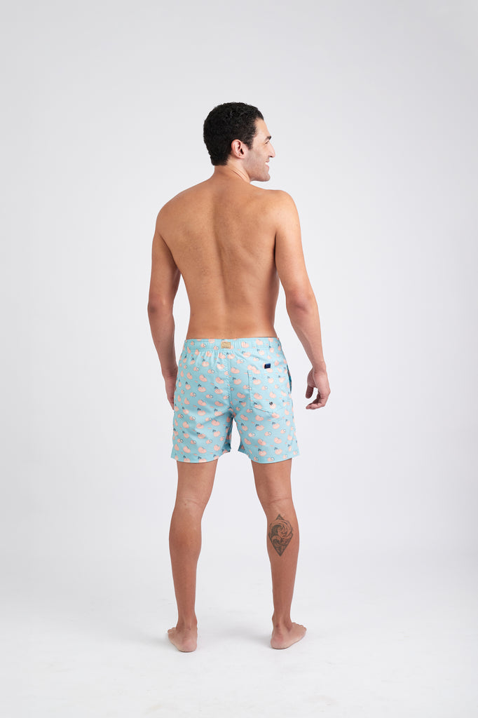 Modelo usando o shorts azul Sugar Load masculino