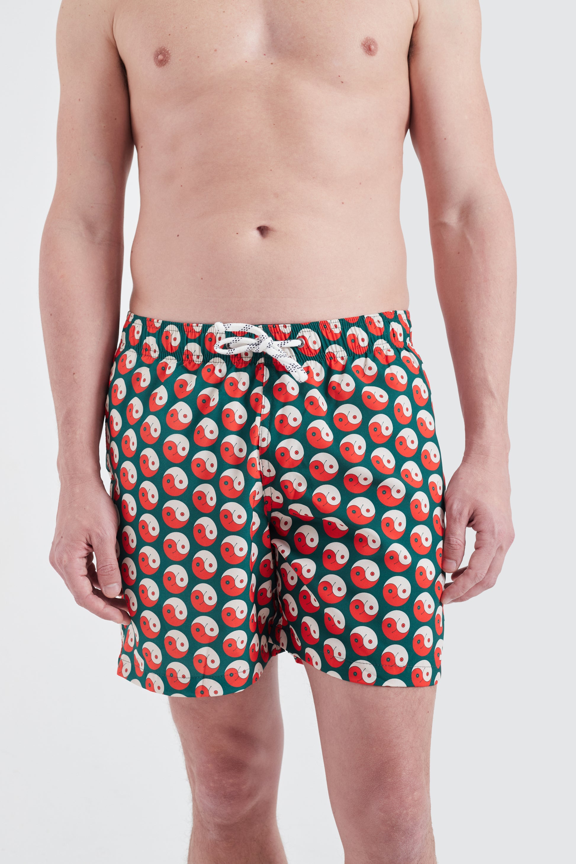 Modelo usando o shorts Portugal Yin and Out masculino